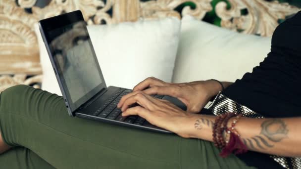 Mãos de mulher usando laptop moderno no sofá — Vídeo de Stock