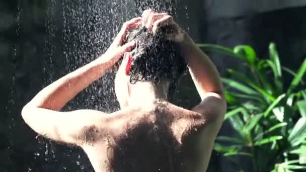 Жінка миє волосся під душем — стокове відео