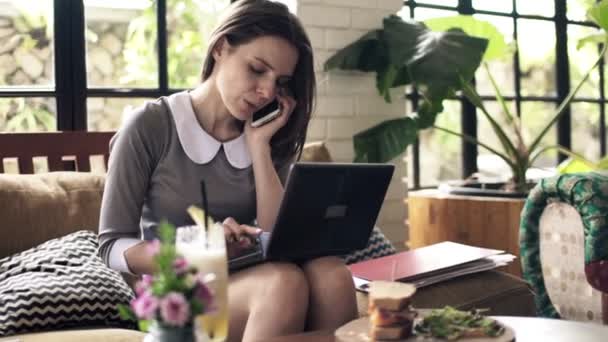 Affärskvinna med mobiltelefon och bärbar dator — Stockvideo