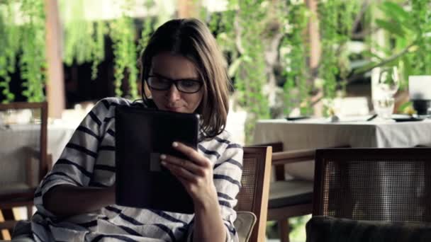 Mulher com computador tablet no café — Vídeo de Stock