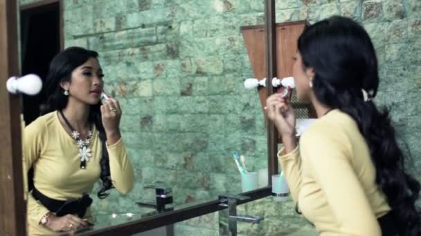 Γυναίκα εφαρμογή κραγιόν μπροστά από τον καθρέφτη — Αρχείο Βίντεο