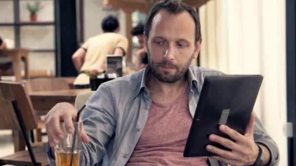 Homem com computador tablet — Vídeo de Stock