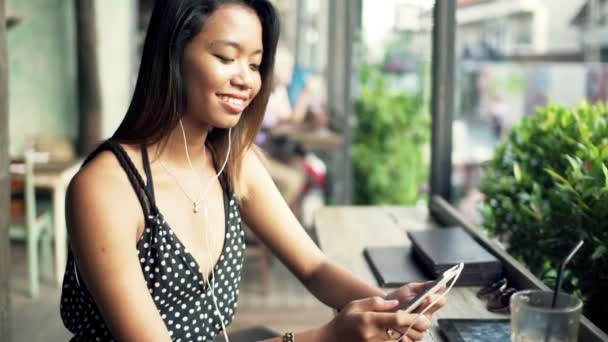 Mujer escuchando música — Vídeo de stock