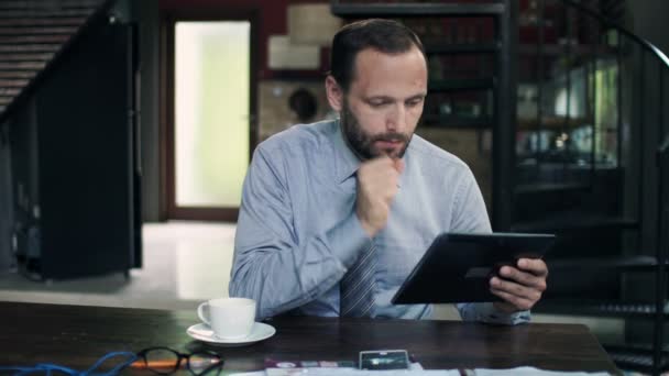 Homem de negócios com computador tablet na cozinha — Vídeo de Stock