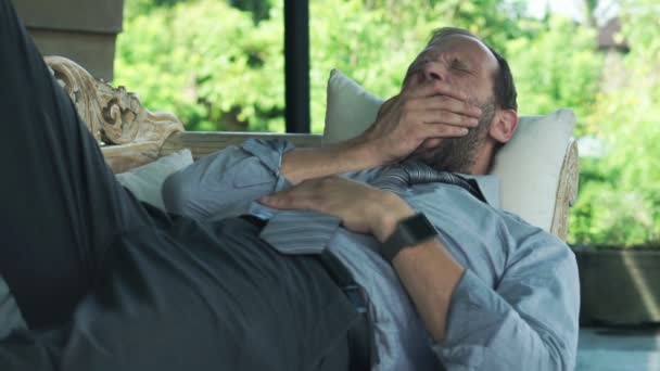 Homme d'affaires dormant sur le canapé — Video