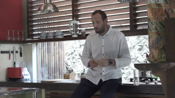 Man taking pill in kitchen — Stock Video