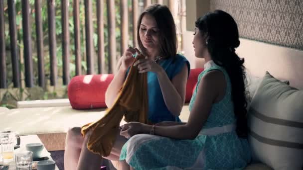 Žena ukazuje nové šaty na její přítelkyni — Stock video