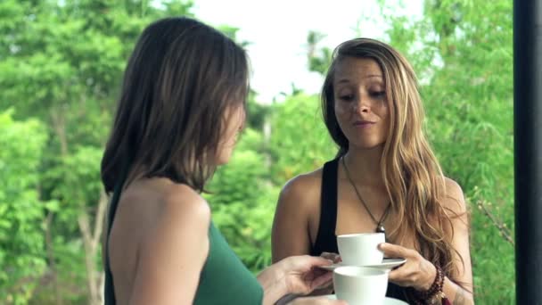 Novias con café de pie en la terraza — Vídeo de stock