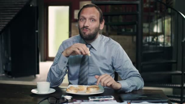 Felice uomo d'affari durante la colazione — Video Stock