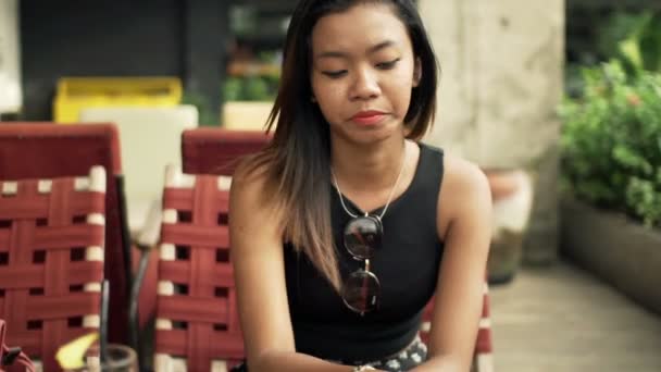 Mujer triste esperando en la cafetería — Vídeos de Stock