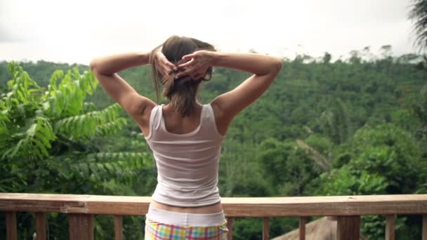 Mujer estirando los brazos en la terraza — Vídeos de Stock