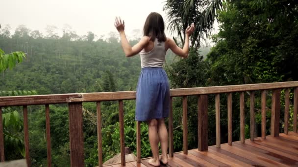 Vrouw lopen uit op terras — Stockvideo