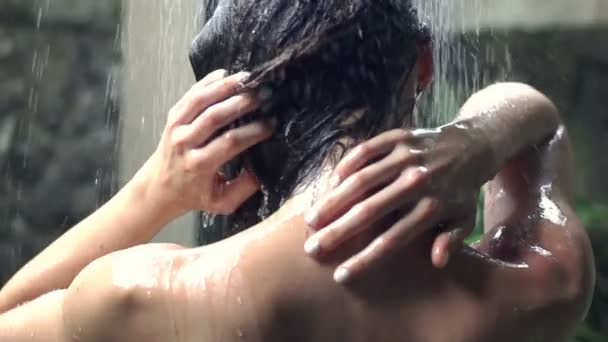Nackte Frau wäscht Körper unter der Dusche — Stockvideo