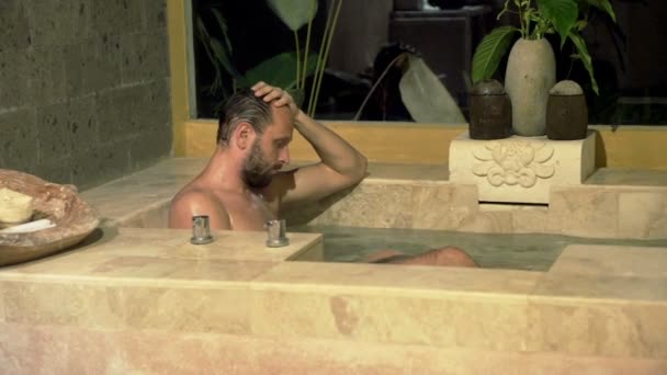 Hombre en la bañera en casa — Vídeos de Stock