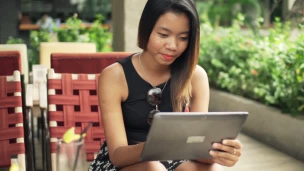 Γυναίκα που χρησιμοποιεί υπολογιστή tablet — Αρχείο Βίντεο
