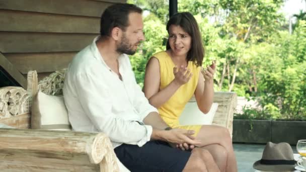 Pareja luchando en terraza — Vídeo de stock