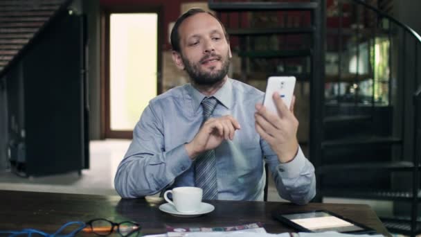 Hombre de negocios tomando foto selfie con teléfono celular — Vídeos de Stock
