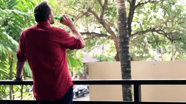 Omul care bea bere — Videoclip de stoc