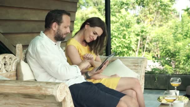 Casal usando computador tablet no terraço — Vídeo de Stock