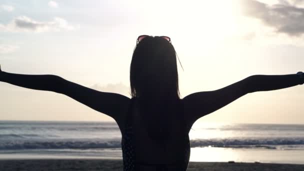 Mujer asiática escuchando música — Vídeo de stock