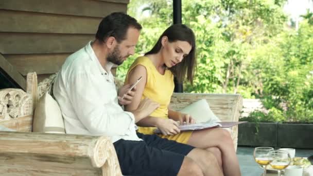 Casal contando contas com celular — Vídeo de Stock
