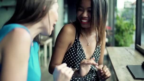 Women looking on engagement ring — Stock Video