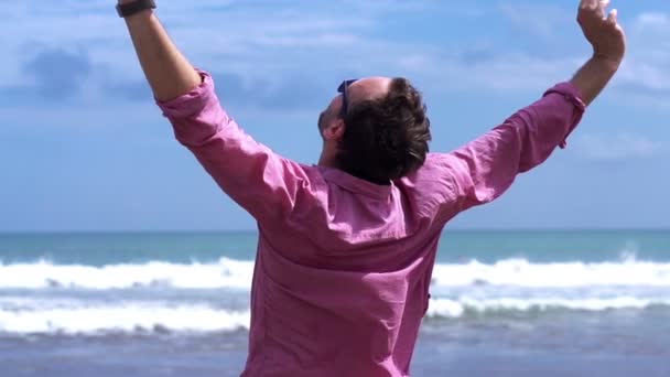 Muž stojící na pláži — Stock video