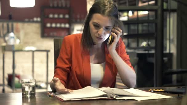 Mujer de negocios con documentos hablando por teléfono celular — Vídeos de Stock