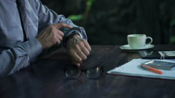 Smartwatch kullanarak iş adamı — Stok video