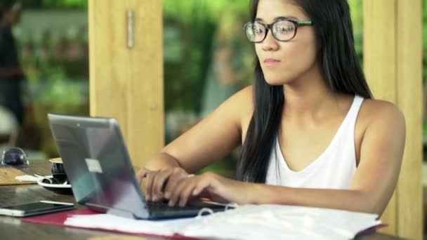 Студентка с ноутбуком в кафе — стоковое видео