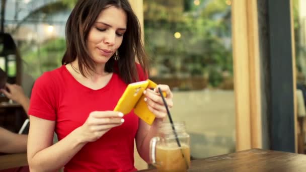 Woman talking photo of drink with cellphone — Stock Video