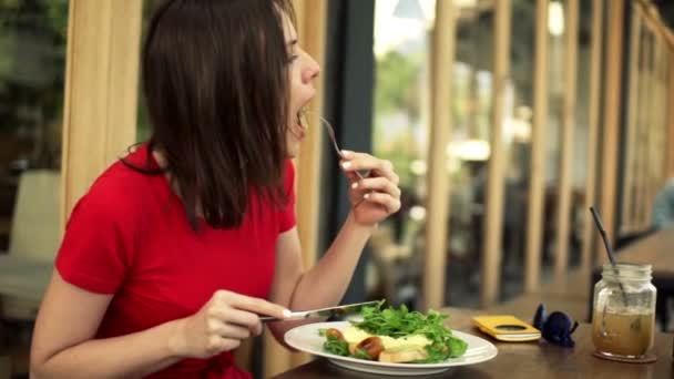 Woman eating salad — Stock Video