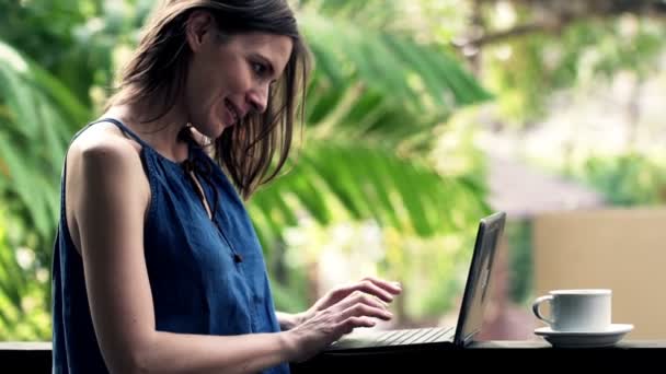Женщина с ноутбуком на террасе — стоковое видео