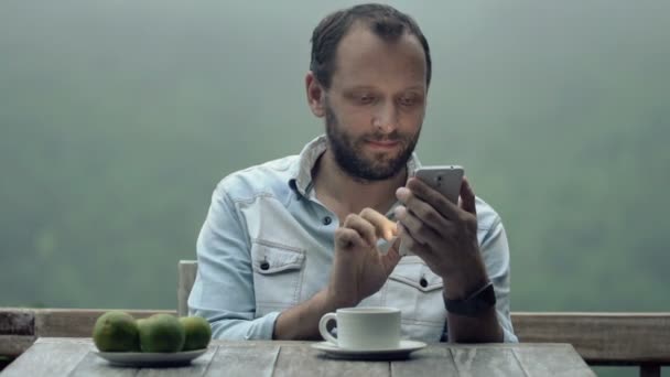 Man verzenden sms op smart phone — Stockvideo