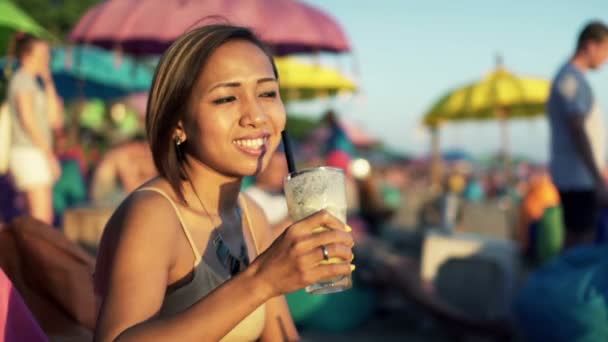 Vrouw verhogen van toast en drinken een cocktail in café — Stockvideo