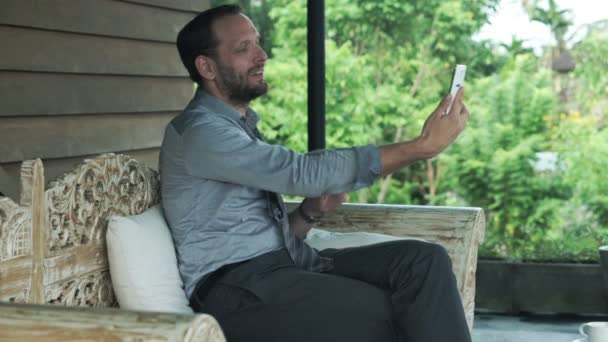 Geschäftsmann spricht Selfie-Foto an — Stockvideo