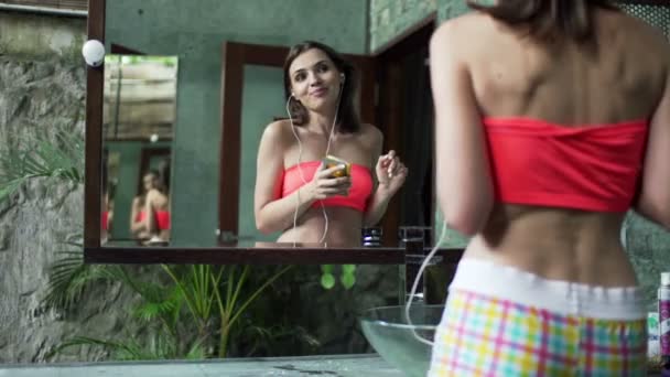 女人在浴室里手机上听音乐 — 图库视频影像