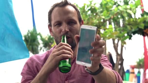Muž s pivem s selfie Foto — Stock video