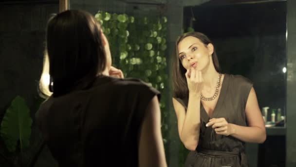 Frau trägt Lippenstift im Badezimmer auf — Stockvideo