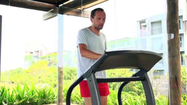 Homme courant sur tapis roulant dans la salle de gym — Video