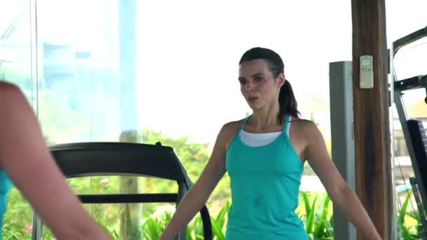 Mujer levantando pesas en el gimnasio — Vídeos de Stock