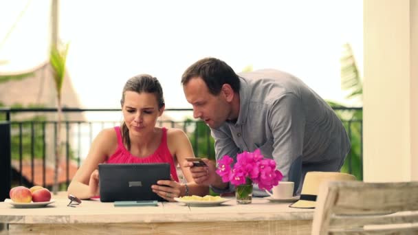 Пара делает онлайн покупки на планшетном компьютере — стоковое видео