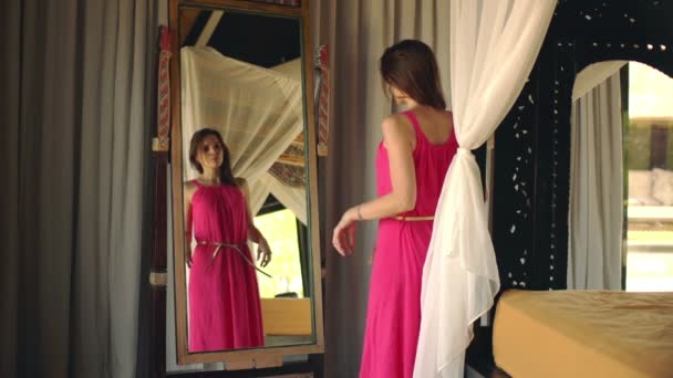 Frau überprüft ihr Aussehen im Spiegel — Stockvideo