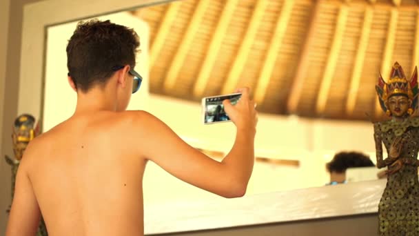 Adolescente con gafas de sol tomando selfie — Vídeo de stock