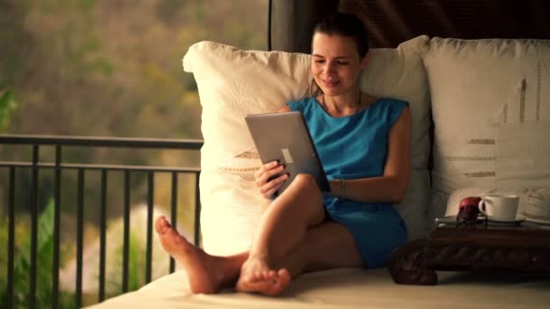 Mulher com computador tablet relaxante na cama gazebo — Vídeo de Stock