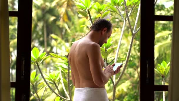 Hombre hablando foto con teléfono celular en la terraza — Vídeos de Stock
