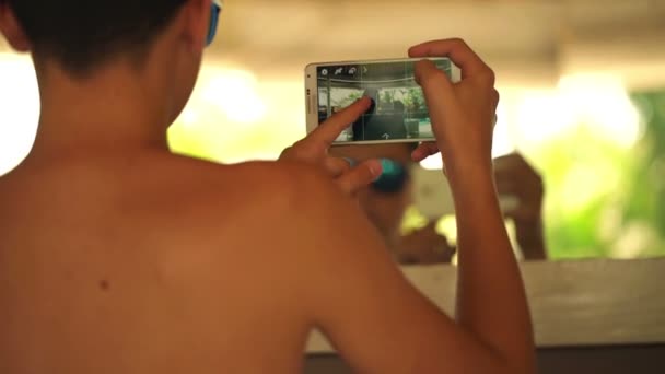 Jongen nemen foto met zijn smartphone — Stockvideo