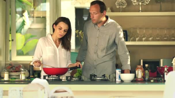 Пара готує і дегустує приготований соус — стокове відео