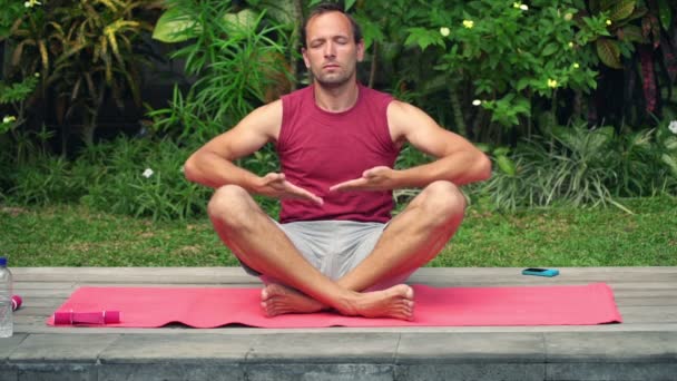 Homme faisant exercice de respiration dans le jardin — Video