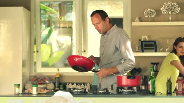 Casal cozinhar, colocando carne na panela — Vídeo de Stock